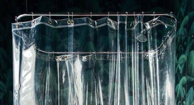 cortina para banheiro - cortina transparente com detalhe em rosa 