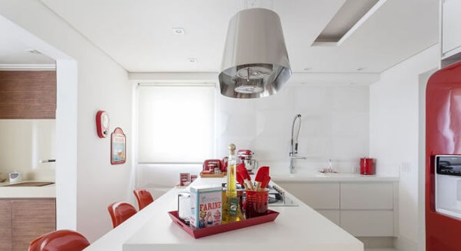 Cortina para cozinha com detalhes em vermelho