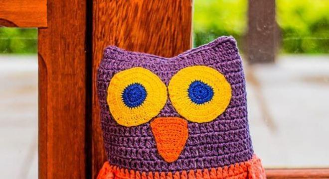 Coruja colorida para segurar a porta de casa