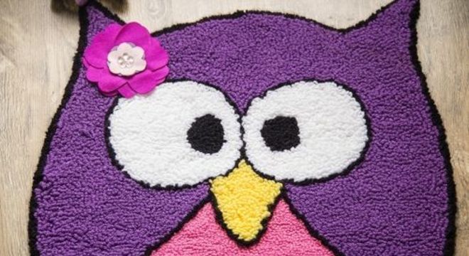 Coruja roxa para usar no quarto infantil