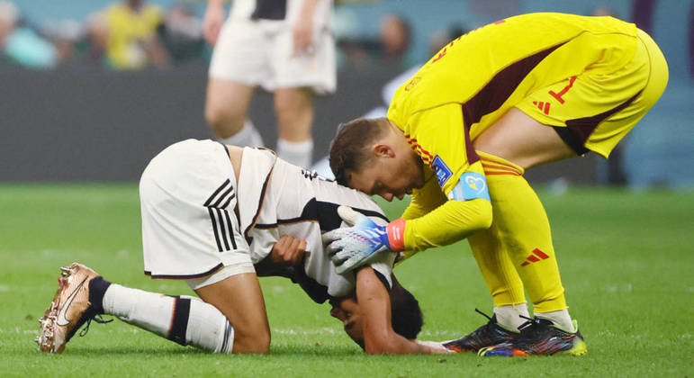 Neuer tenta animar Musiala na partida da Alemanha com a Costa Rica