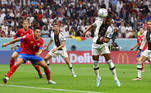 Serge Gnabry cabeceia para marcar o primeiro gol da Alemanha contra a Costa Rica