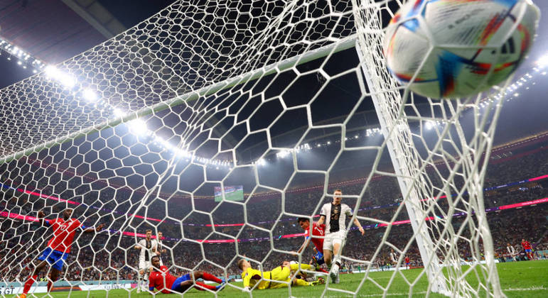 Bola de Tejeda estufa a rede no gol de empate da Costa Rica