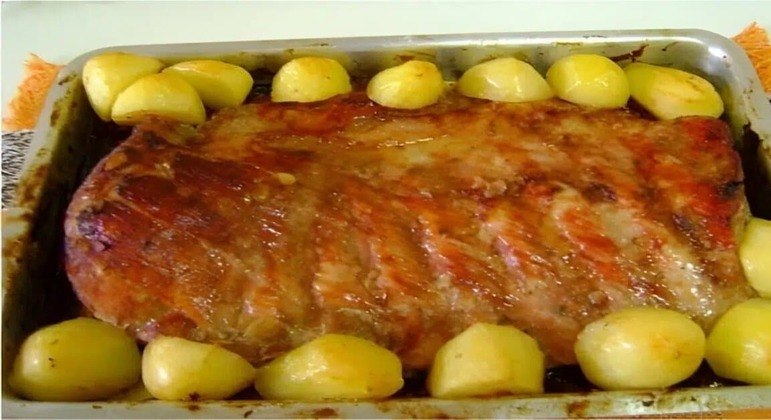 Costelinha de porco assada no forno com batatas aprenda já