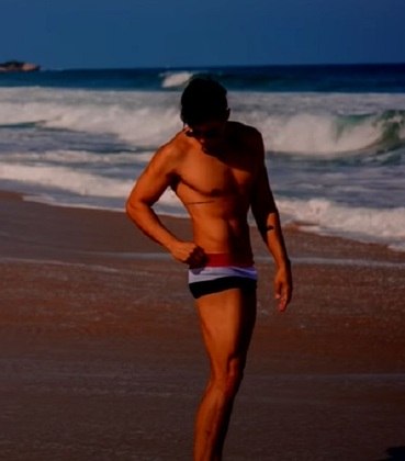 Costume brasileiro: Usar sunga na praia 