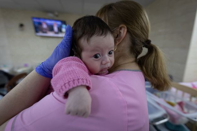 Bebê nasceu durante a guerra em maternidade improvisada em abrigo anti-bombardeio