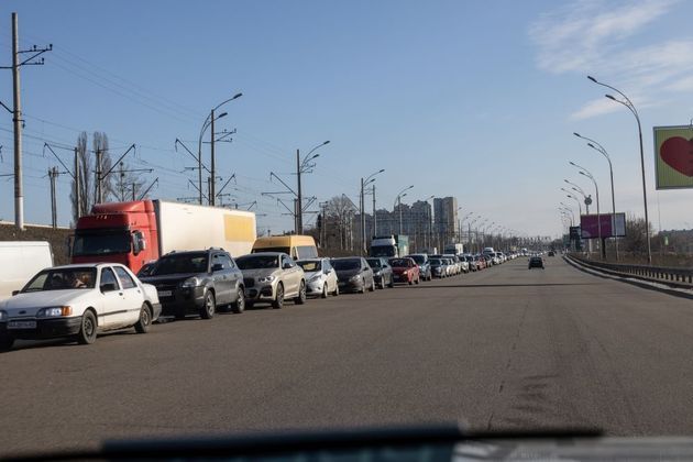 Moradores de Kiev tentam deixar a cidade e causam engarrafamento na ponte Darnytskyi