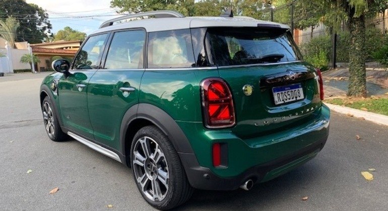 Na traseira fica evidente que o Countryman foi alongado para ter 4,29m de comprimento: porta-malas é elétrico