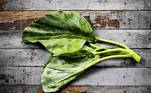 Os principais alimentos ricos em vitamina K são da família das brássicas, como couve, espinafre, brócolis, couve-flor, couve-de-bruxelas, repolho e nabo. Entre eles, a couve-manteiga, ou couve-galega, é a que mais possui esse nutriente. Meia xícara de couve cozida tem cerca de 531 mcg de vitamina K. Entre outros benefícios, o consumo dessa verdura beneficia o sistema imunológico e ajuda a controlar os níveis de colesterol ruim (e consequente risco de doença cardiovascular), além de ter diversos compostos apontados por estudos como protetores contra o câncer