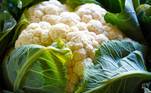 A couve-flor cozida tem 17 mcg de vitamina K por xícara. É uma excelente fonte de fibra e ótima para uso em dietas que requerem poucas calorias. Também é rica em colina, nutriente que ajuda na saúde cerebral e no metabolismo. Estudos mostram que a deficiência de colina também pode estar associada a distúrbios neurológicos, como a demência
