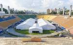 Obras de instalação do hospital de campanha que está sendo montado no Estádio do Pacaembu, na zona oeste de São Paulo, para pacientes da covid-19, o novo coronavírus, nesta sexta-feira, 27