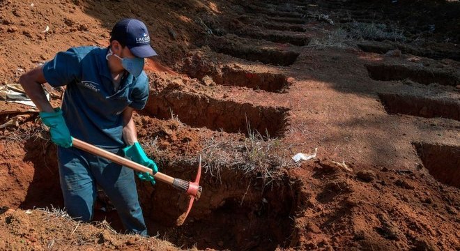 Coveiro trabalha em Vila Formosa, em São Paulo, onde número de mortos é alto 
