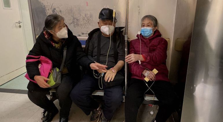 Pessoas com Covid-19 são tratadas em hospital na cidade de Tianjin, na China, nesta terça (27)