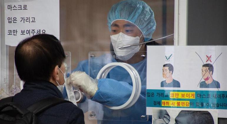 Coreia do Sul registra novo recorde de casos de Covid-19 e retoma medidas para conter a doença