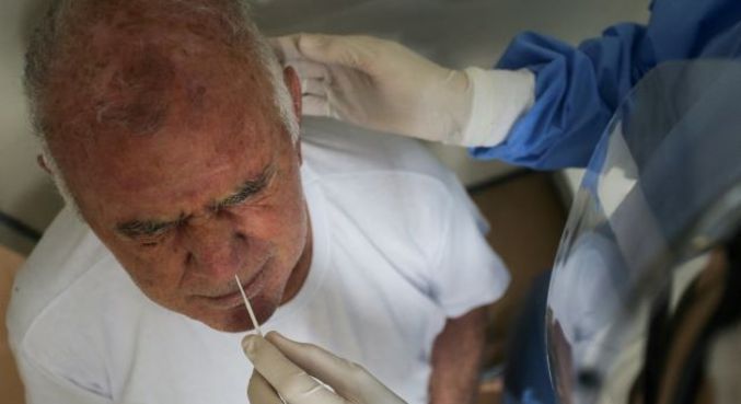 Homem faz teste de Covid-19 em Porto Alegre