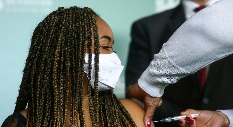 Governo anunciou o fim do uso obrigatório de máscara ao ar livre nesta quarta