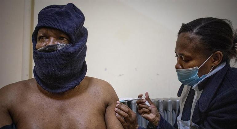 Países do continente africano enfrentam dificuldades para vacinar populações 
