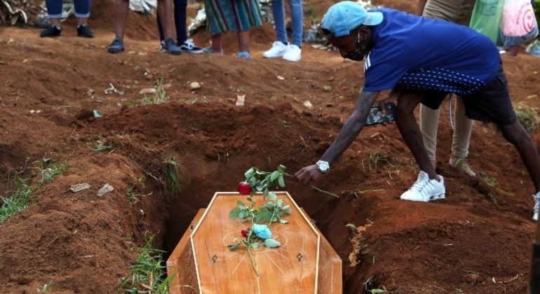 Em março, Brasil ultrapassou a marca de 300 mil mortes causadas pela covid-19