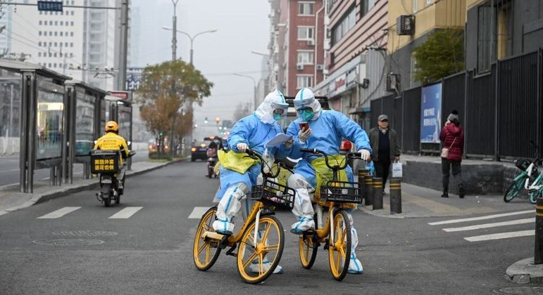 Trabalhadores da Saúde atuam nas ruas de Pequim nesta quinta-feira (24)