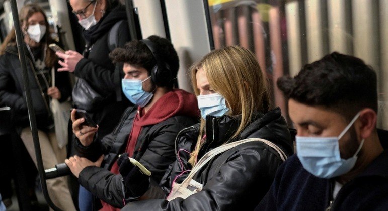 Especialistas recomendam utilização de máscaras em ambientes fechados
