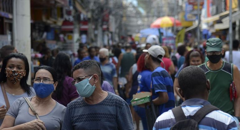 O uso de máscaras está entre as medidas para evitar a infecção