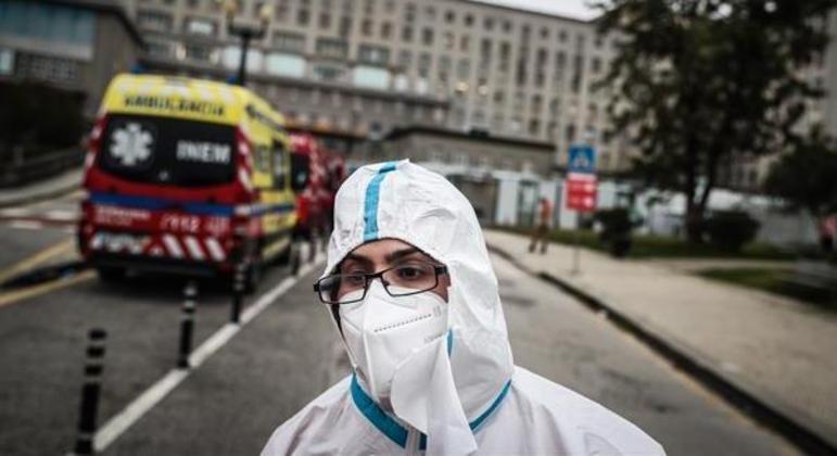 Profissional da saúde enfrenta a pandemia de Covid-19 no hospital Santa Maria de Lisboa