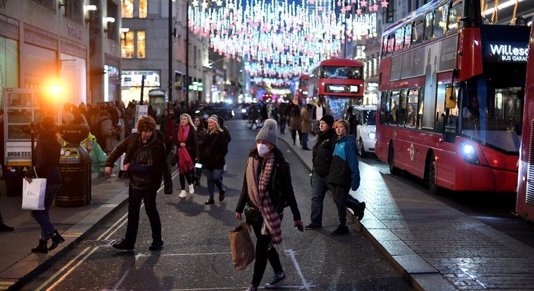 Pedestres passeiam pela Oxford Street no centro de Londres