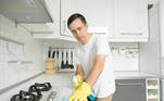 Mantenha a cozinha limpaA pia da cozinha é um dos locais em que mais há acúmulo de bactérias numa casa. Por isso, é fundamental mantê-la sempre higienizada, assim como as bancadas e os utensílios usados no preparo das refeições