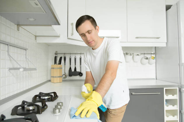 Mantenha a cozinha limpaA pia da cozinha é um dos locais onde mais há acúmulo de bactérias em uma casa. Por isso, é fundamental mantê-la sempre higienizada, assim como as bancadas e os utensílios usados para o preparo das refeições