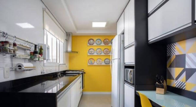 Cozinha amarela com janela de correr