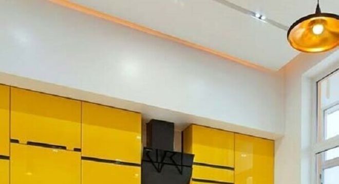 cozinha amarela e preta moderna