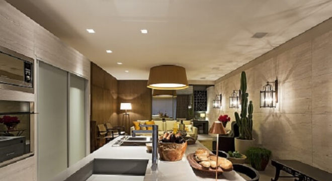 Cozinha americana com Spot de luz quadrado embutido