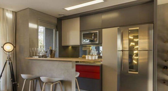 Cozinha americana compacta com piso laminado