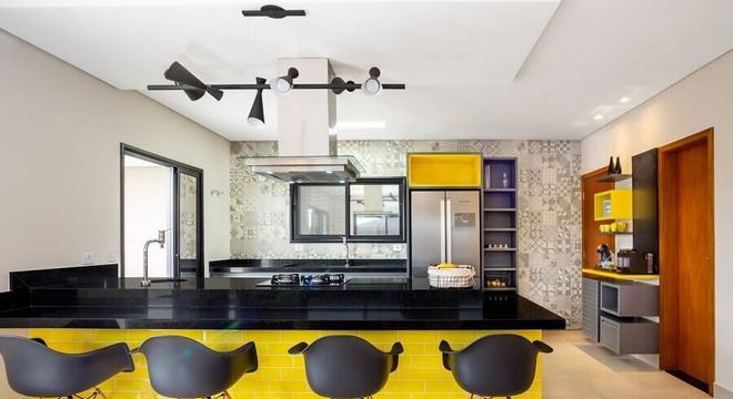 cozinha americana grande amarela e preta