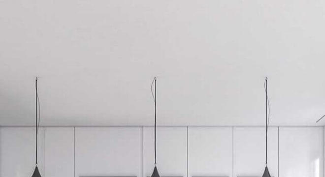 cozinha americana grande toda branca com pendente com acabamento metalizado 