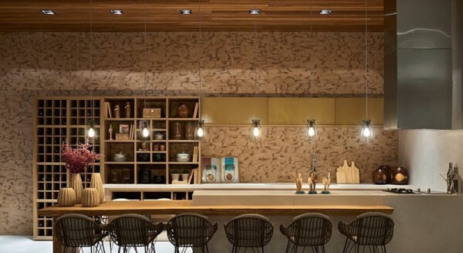 Cozinha ampla com Spot quadrado embutido no teto