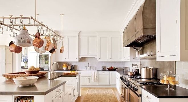 Cozinha ampla com tapete sisal se harmoniza com os móveis em tom branco