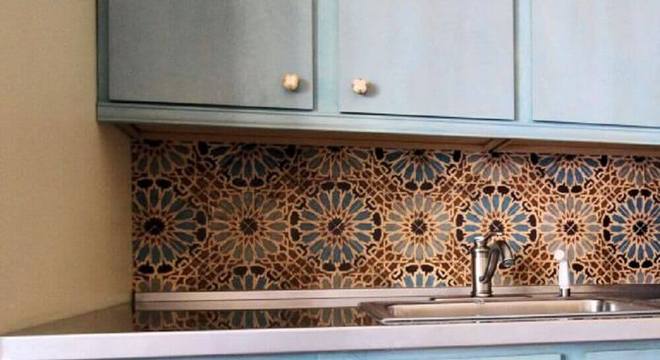 cozinha azul com azulejo estampado
