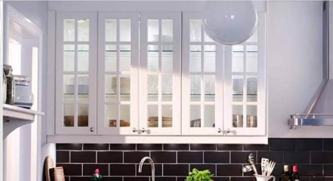 cozinha branca com azulejo hidráulico