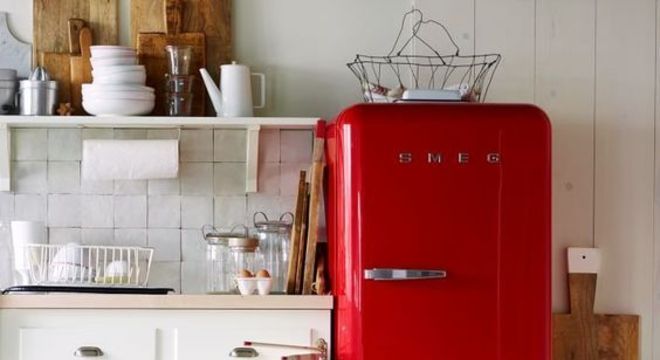 Cozinha branca com geladeira retrô vermelha