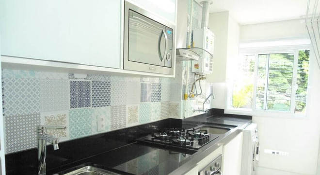 Cozinha clean com azulejo estampado