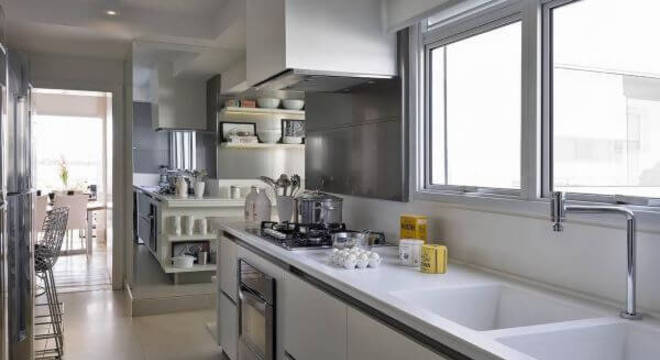Cozinha clean com janela projetante