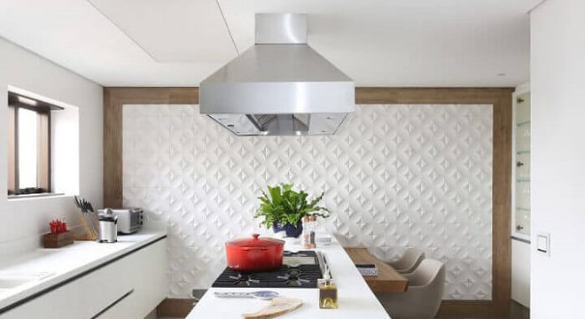 Cozinha clean com parede revestida com placa de gesso 3D