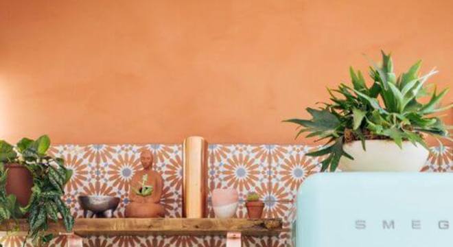 Cozinha colorida com geladeira retrô 