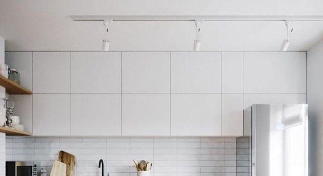 Cozinha com armários na cor do ano e branco