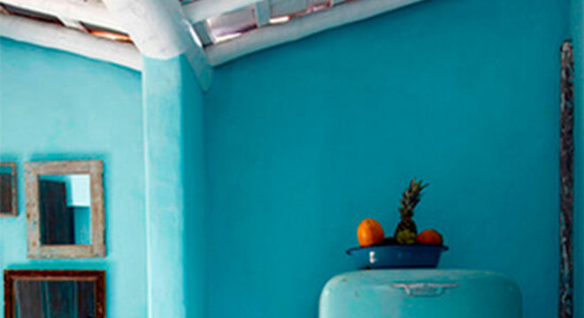 Cozinha com geladeira azul