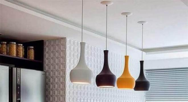 cozinha com ilha central decorada com pendentes coloridos 