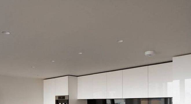 cozinha com ilha central preta 