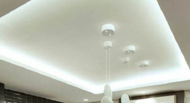 cozinha com ilha com pia decorada com revestimento 3d