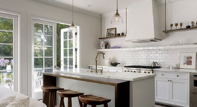 cozinha com ilha e bancada de madeira integrada com a sala 